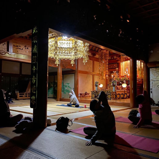 真福寺のヨガ風景